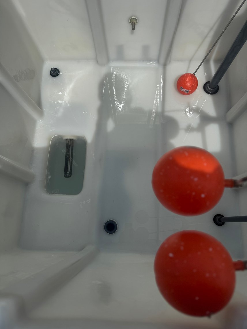 Binnenzijde van een nooddouche-installatie